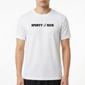 Camiseta com estampa frontal de "Sporty & Rich" em fonte estilizada e estampa traseira de "Sporty & Rich Running Club" com "Rower Club" em destaque.