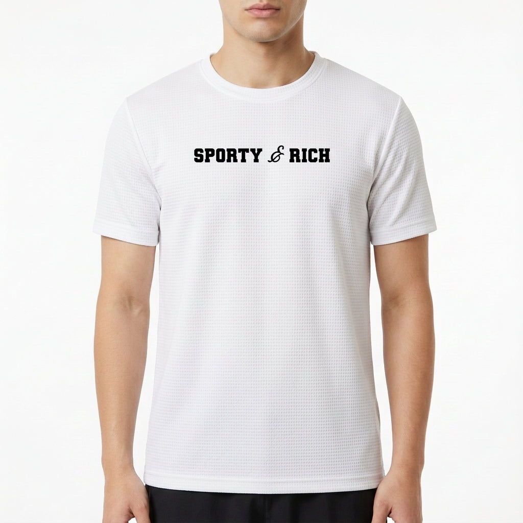 Camiseta com estampa frontal de "Sporty & Rich" em fonte estilizada e estampa traseira de "Sporty & Rich Running Club" com "Rower Club" em destaque.