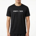 Camiseta com estampa frontal de lettering "SPORTY & RICH" e estampa traseira de "SPORTY & RICH RUNNING CLUB" acompanhada de "Rowher Club" abaixo.