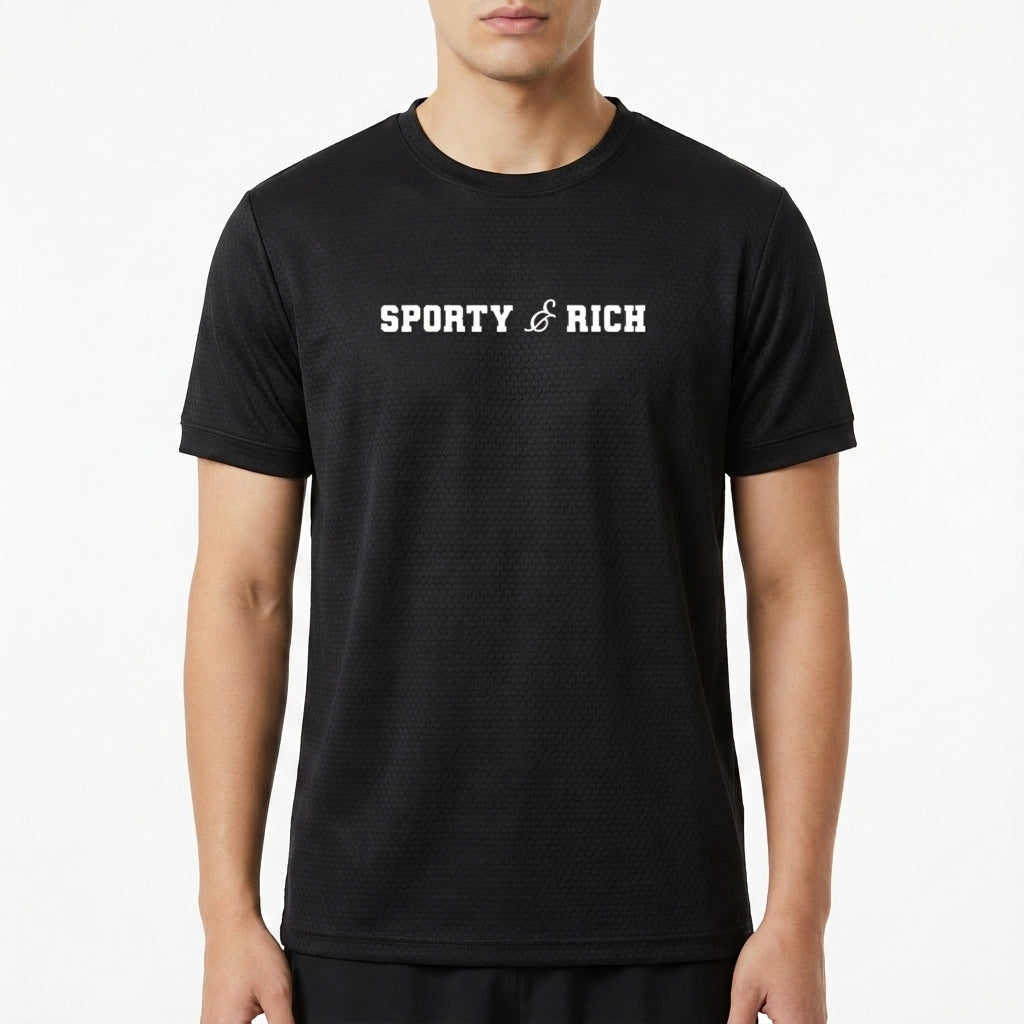 Camiseta com estampa frontal de lettering "SPORTY & RICH" e estampa traseira de "SPORTY & RICH RUNNING CLUB" acompanhada de "Rowher Club" abaixo.