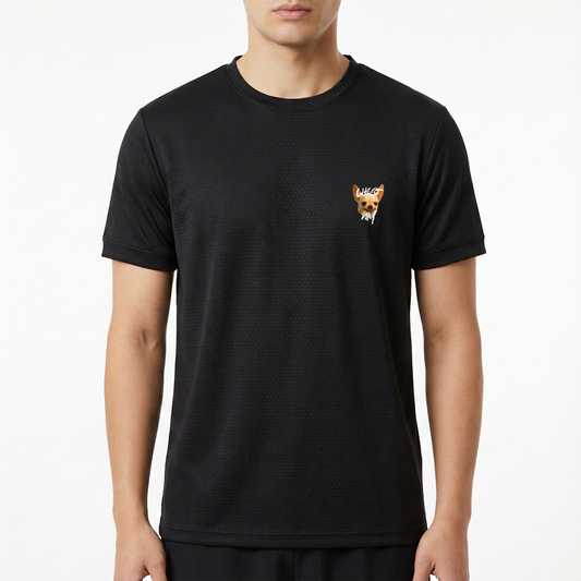 Camiseta com estampa frontal de texto estilizado pequeno e estampa traseira de relógio realista com frases e a palavra "Timeless" em destaque.