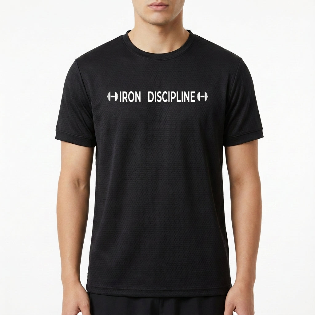 Camiseta com estampa frontal de texto "IRON DISCIPLINE" ladeado por desenhos de halteres simples, criando um apelo visual direto e impactante.