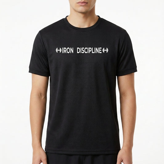 Camiseta com estampa frontal de texto "IRON DISCIPLINE" ladeado por desenhos de halteres simples, criando um apelo visual direto e impactante.