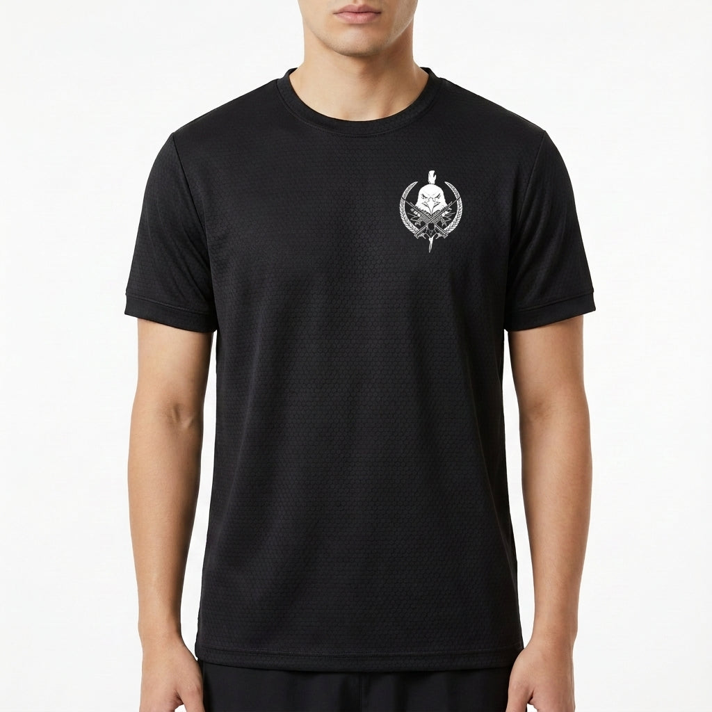 Camiseta com estampa frontal de águia estilizada em um emblema circular com raios e folhas e estampa traseira expandida com detalhes gráficos adicionais.