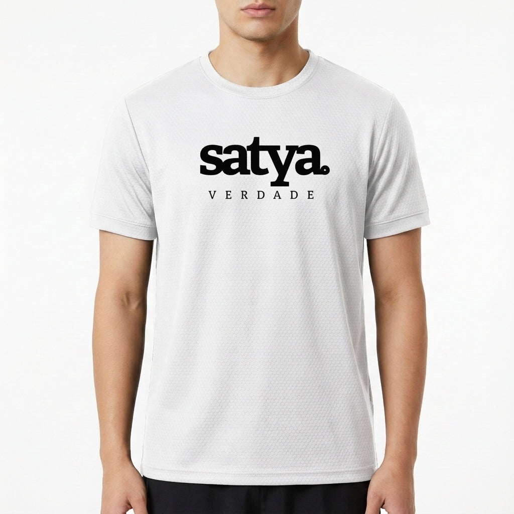 Camiseta com estampa frontal de "satya verdade" e estampa traseira de lista vertical com "yamas", incluindo termos como "satya", "brahmacharya" e outros significados.