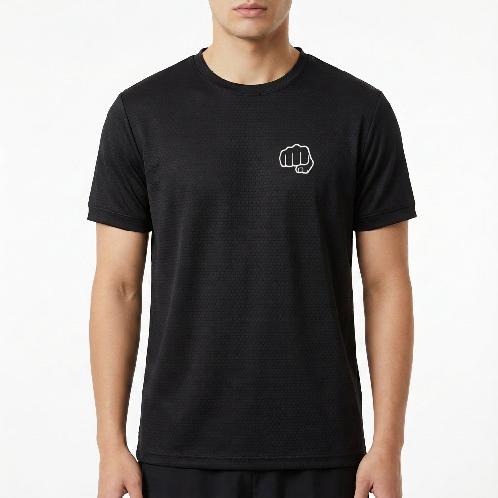 Camiseta com estampa frontal de um punho cerrado em estilo simples e estampa traseira com a frase "no mercy club" em fonte medieval.
