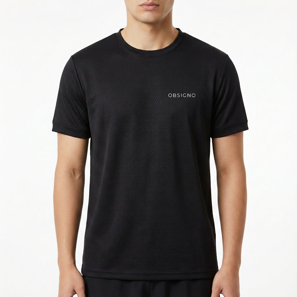 Camiseta com estampa frontal de texto minimalista "OBSIGNO" posicionado no lado superior esquerdo, representando um design simples e elegante.