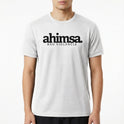 Camiseta com estampa frontal de "ahimsa não violência" e estampa traseira de "yamas" seguida por termos como "satya, brahmacharya, ahimsa, asteya, aparigraha".