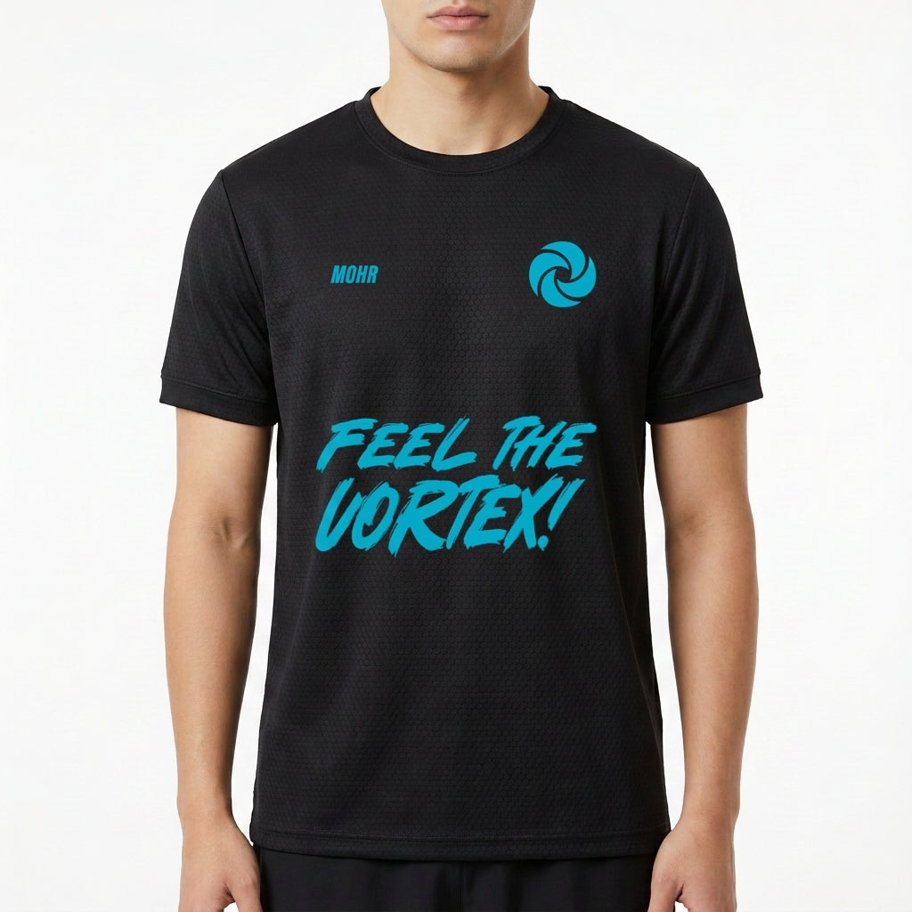 Camiseta com estampa frontal de texto estilizado "FEEL THE VORTEX!" e logo geométrico; estampa traseira de texto "BOTUVA 2026 VORTEX 4 WAY TEAM" com ícone gráfico.