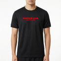 Camiseta com estampa frontal de texto "ROWKER CLUB SPORT DIVISION" em letras destacadas e estampa traseira de três globos acima do mesmo texto.