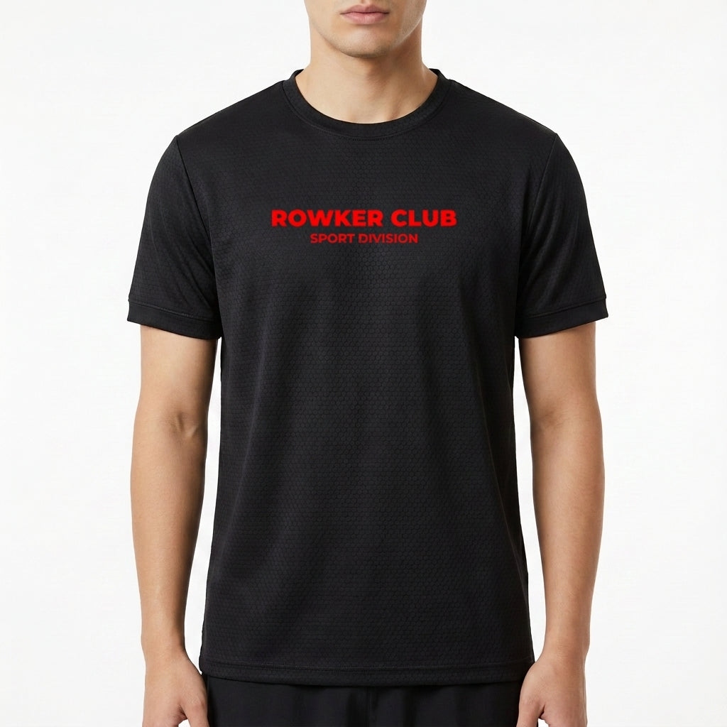 Camiseta com estampa frontal de texto "ROWKER CLUB SPORT DIVISION" em letras destacadas e estampa traseira de três globos acima do mesmo texto.