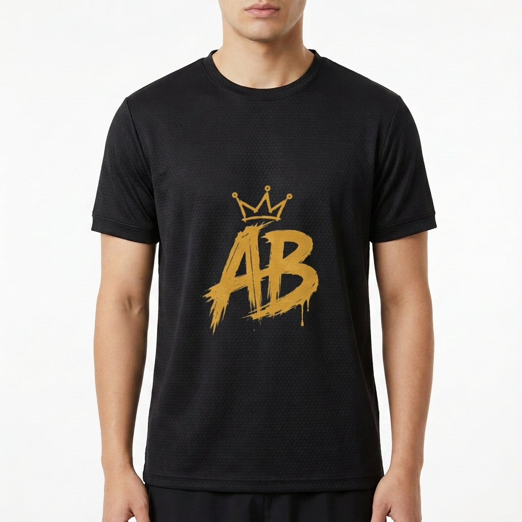 Camiseta com estampa frontal de letras estilizadas "AB" em traço de pincel, acompanhadas por uma coroa detalhada posicionada acima das letras.