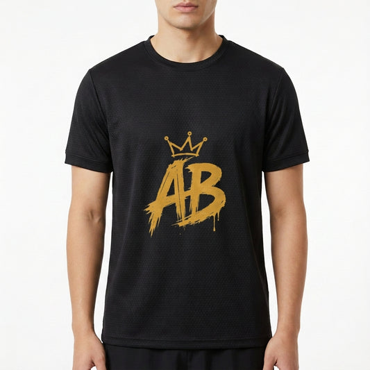 Camiseta com estampa frontal de letras estilizadas "AB" em traço de pincel, acompanhadas por uma coroa detalhada posicionada acima das letras.