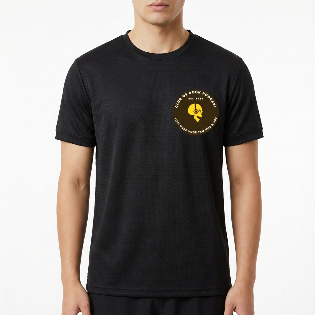 Camiseta com estampa frontal de um emblema circular com crânio e fones, acompanhado de texto "CLUB OF ROCK PODCAST" e "EST. 2K24". Mesma estampa traseira.