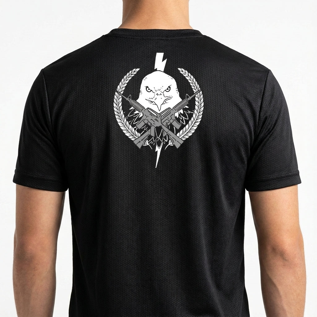 Camiseta com estampa frontal de águia estilizada em um emblema circular com raios e folhas e estampa traseira expandida com detalhes gráficos adicionais.