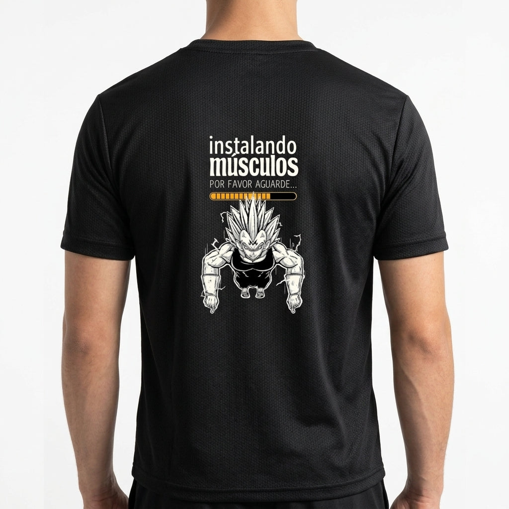 Camiseta com estampa traseira de personagem musculoso estilo anime, com cabelo espetado, sob a frase "instalando músculos, por favor aguarde...".