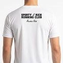 Camiseta com estampa frontal de "Sporty & Rich" em fonte estilizada e estampa traseira de "Sporty & Rich Running Club" com "Rower Club" em destaque.