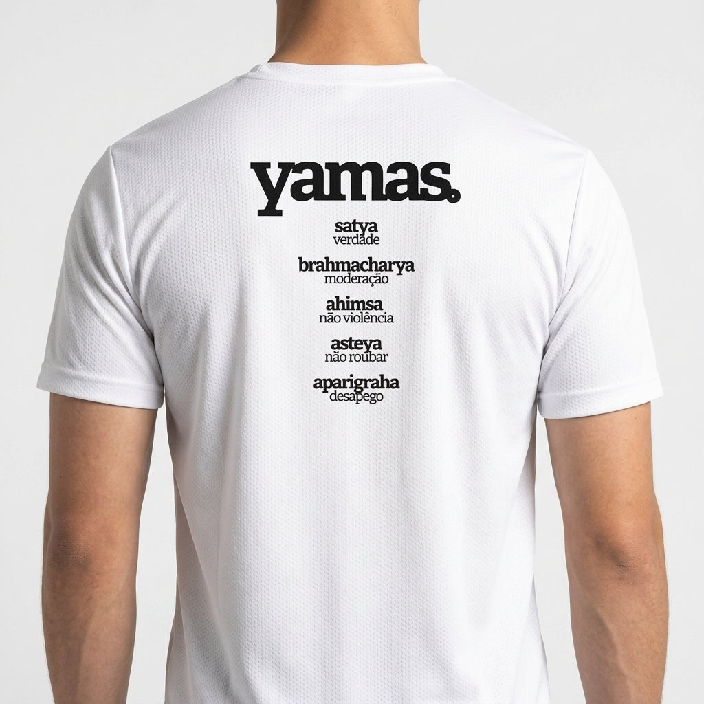 Camiseta com estampa frontal de "satya verdade" e estampa traseira de lista vertical com "yamas", incluindo termos como "satya", "brahmacharya" e outros significados.