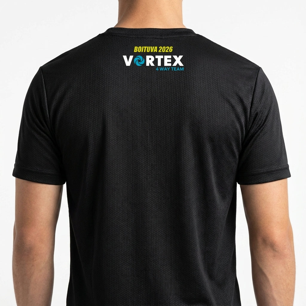 Camiseta com estampa frontal de logotipo circular e texto "FEEL THE VORTEX!" em fonte estilizada e estampa traseira de "BOTUVA 2026 VORTEX 4 WAY TEAM".