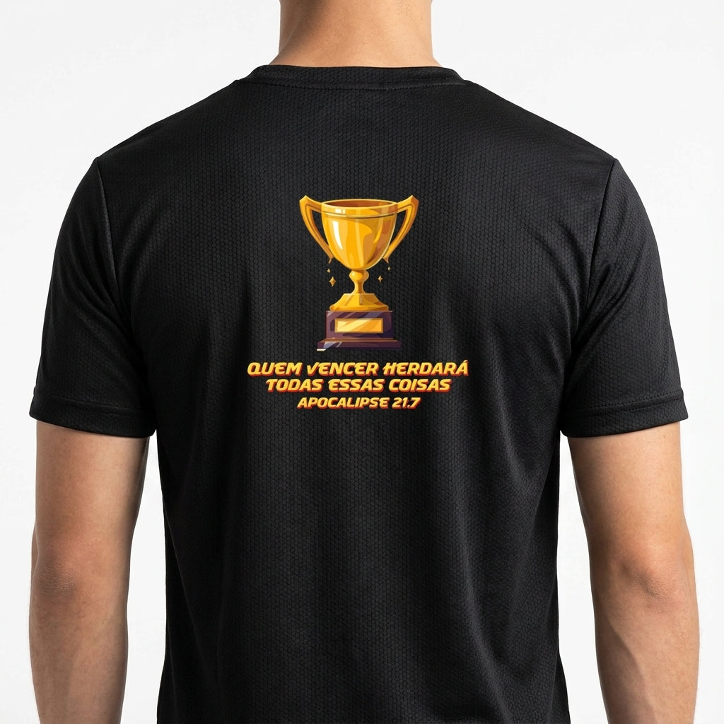 Camiseta com estampa frontal de troféu e estampa traseira de troféu grande acompanhado da frase "QUEM VENCER HERDARA TODAS ESSAS COISAS APOCALIPSE 21:7".