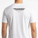 Camiseta com estampa frontal de "TRAINING" minimalista e estampa traseira de "TRAINING" em destaque com "ATHLETIC COLLECTION" e "ROWDER CLUB" abaixo.