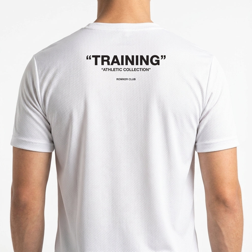 Camiseta com estampa frontal de "TRAINING" minimalista e estampa traseira de "TRAINING" em destaque com "ATHLETIC COLLECTION" e "ROWDER CLUB" abaixo.