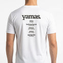 Camiseta com estampa frontal de "ahimsa não violência" e estampa traseira de "yamas" seguida por termos como "satya, brahmacharya, ahimsa, asteya, aparigraha".