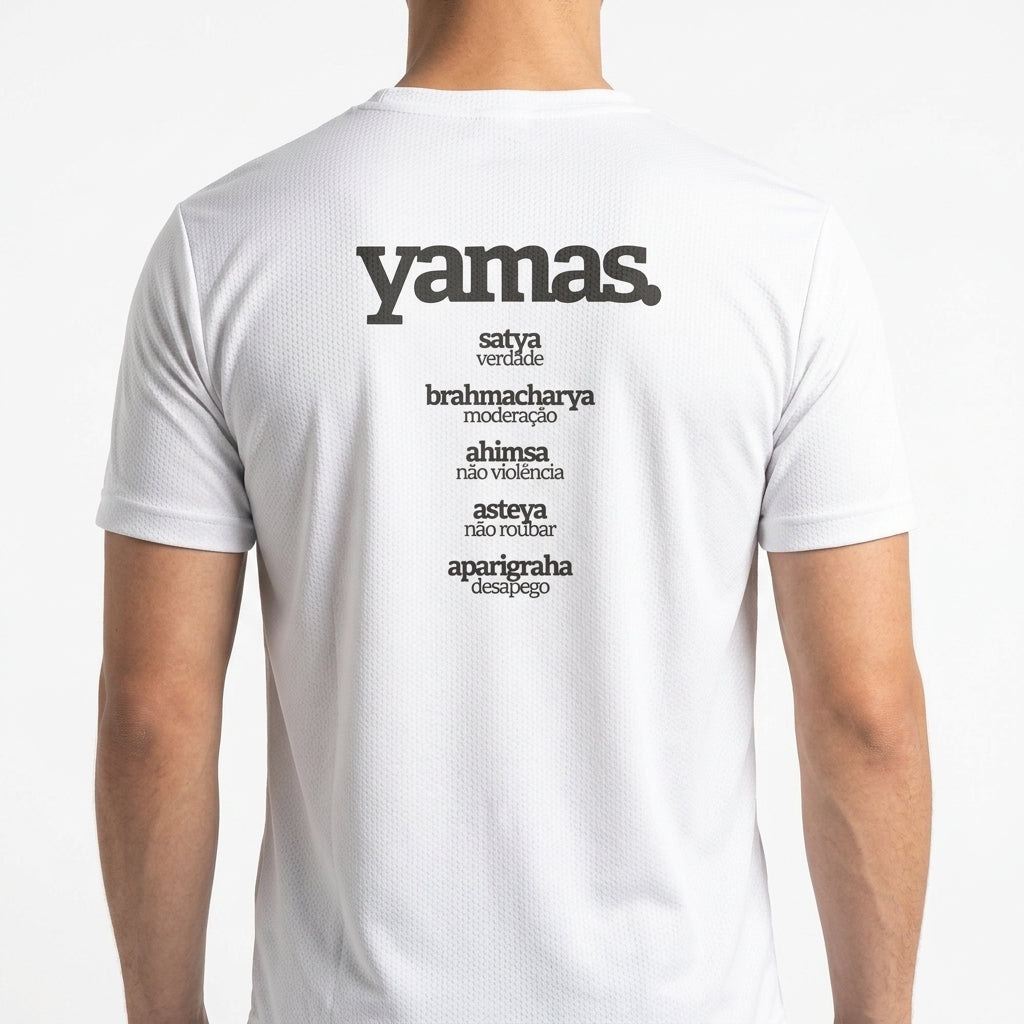 Camiseta com estampa frontal de "ahimsa não violência" e estampa traseira de "yamas" seguida por termos como "satya, brahmacharya, ahimsa, asteya, aparigraha".
