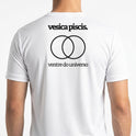 Camiseta com estampa frontal de logotipo estilizado incluindo texto "merk." e estampa traseira de interseção de dois círculos com textos "vesica piscis." e "ventre do universo".
