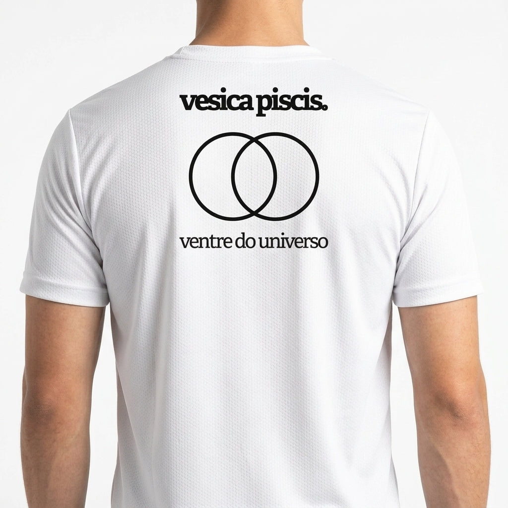 Camiseta com estampa frontal de logotipo estilizado incluindo texto "merk." e estampa traseira de interseção de dois círculos com textos "vesica piscis." e "ventre do universo".