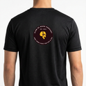 Camiseta com estampa frontal de um emblema circular com crânio e fones, acompanhado de texto "CLUB OF ROCK PODCAST" e "EST. 2K24". Mesma estampa traseira.
