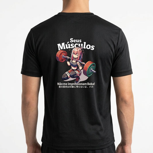 Camiseta com estampa frontal de personagem estilo anime levantando pesos, acompanhada das frases "Seus Músculos" e "Não me impressionam Baka!" em japonês.