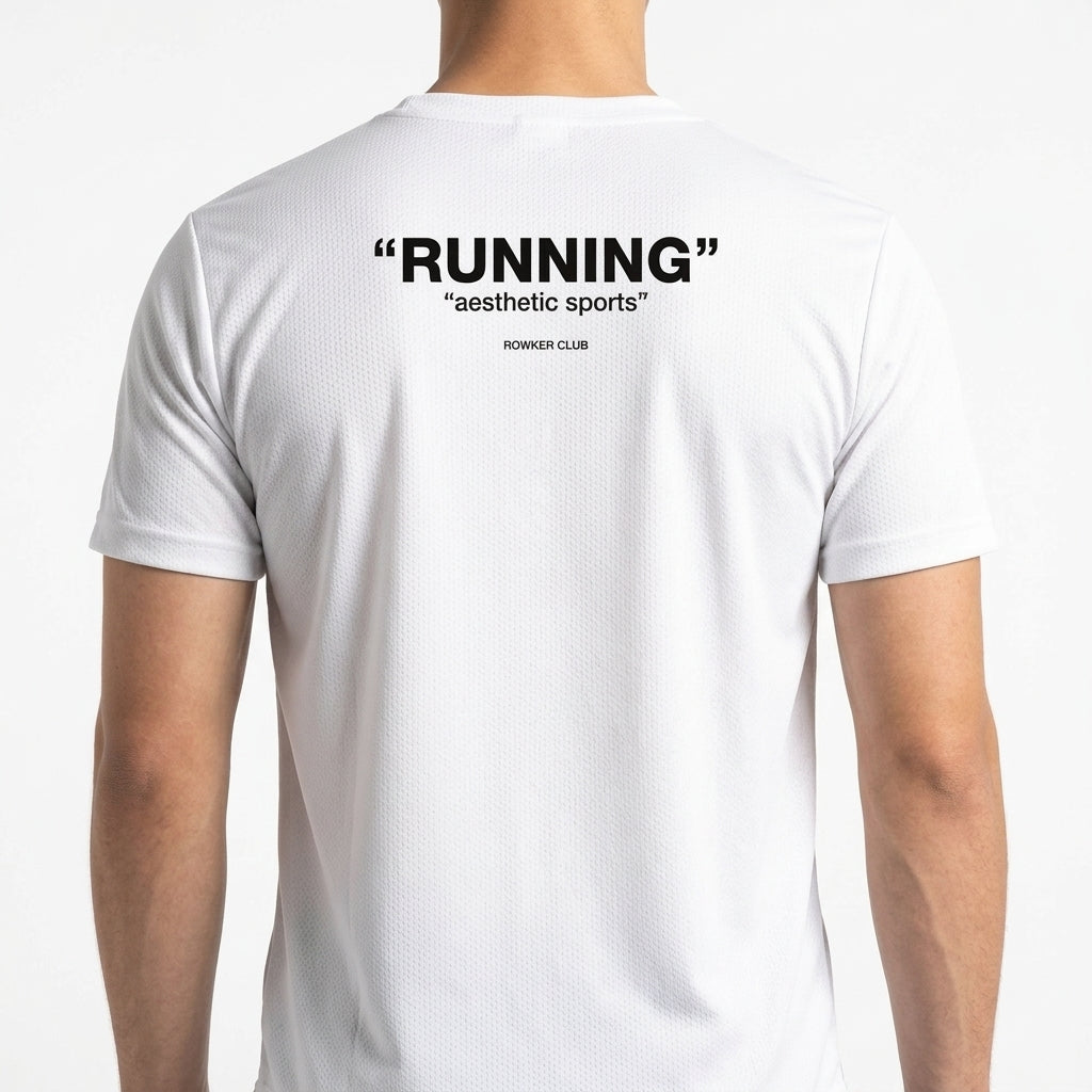 Camiseta com estampa frontal de "RUNNING" e estampa traseira de "RUNNING" com frase "aesthetic sports" e "ROWNER CLUB" logo abaixo, em estilo minimalista.