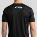 Camiseta com estampa frontal de logo circular estilizado e frase "FEEL THE VORTEX!" e estampa traseira de texto "BOTUVA 2026 VORTEX 4 WAY TEAM".