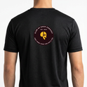 Camiseta com estampa frontal de um emblema circular com crânio e fones, acompanhado de texto "CLUB OF ROCK PODCAST" e "EST. 2K24". Mesma estampa traseira.