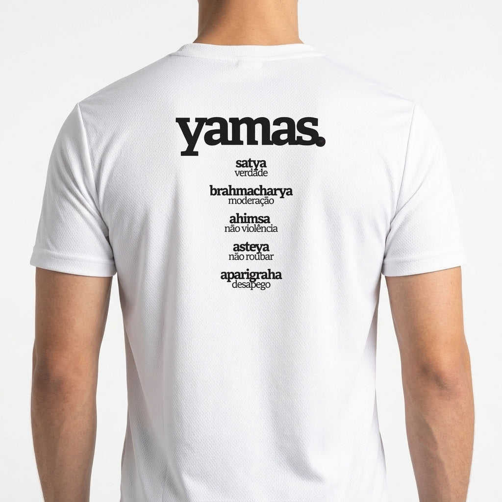 Camiseta com estampa frontal de "brahmacharya. energia consciente" e estampa traseira de "yamas." seguida de palavras como satya, ahimsa, asteya e aparigraha.
