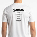Camiseta com estampa frontal de "asteya. NÃO ROUBAR" e estampa traseira de "yamas." seguida de conceitos como "satya", "brahmacharya", "ahimsa", "asteya" e "aparigraha".