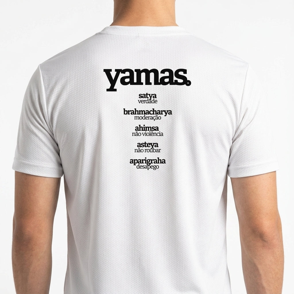 Camiseta com estampa frontal de "asteya. NÃO ROUBAR" e estampa traseira de "yamas." seguida de conceitos como "satya", "brahmacharya", "ahimsa", "asteya" e "aparigraha".
