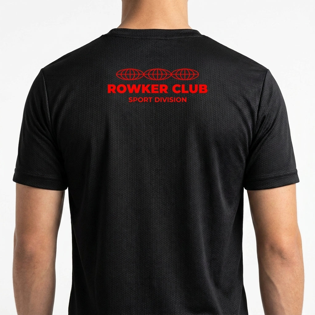 Camiseta com estampa frontal de texto "ROWKER CLUB SPORT DIVISION" em letras destacadas e estampa traseira de três globos acima do mesmo texto.