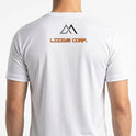 Camiseta com estampa frontal de logotipo circular com montanhas, estrela e texto "LIZZYE CORP." e estampa traseira de texto "LIZZYE CORP." e logotipo geométrico.