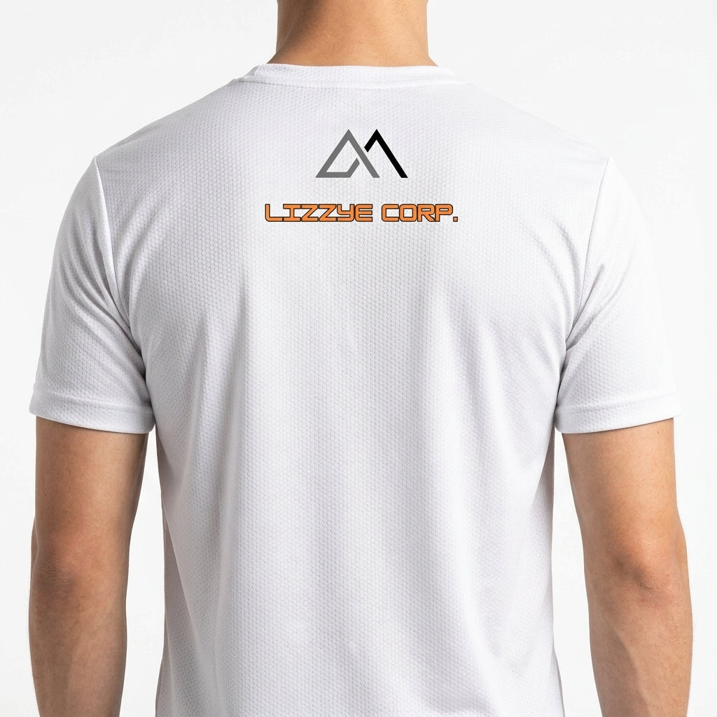 Camiseta com estampa frontal de logotipo circular com montanhas, estrela e texto "LIZZYE CORP." e estampa traseira de texto "LIZZYE CORP." e logotipo geométrico.