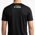 Camiseta com estampa frontal de frase estilizada "FEEL THE VORTEX!" e logo espiral, e estampa traseira de texto "BOTUVA 2026 VORTEX 4 WAY TEAM" em layout compacto.