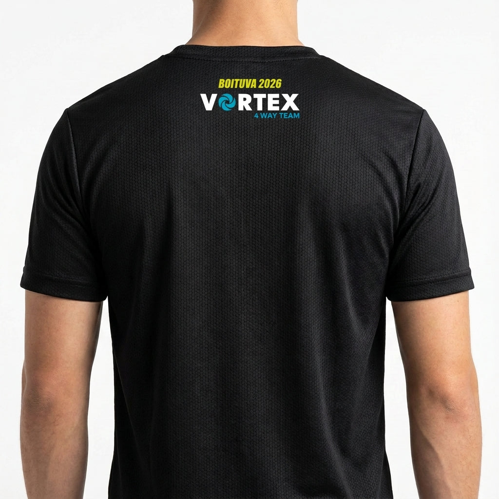Camiseta com estampa frontal de frase estilizada "FEEL THE VORTEX!" e logo espiral, e estampa traseira de texto "BOTUVA 2026 VORTEX 4 WAY TEAM" em layout compacto.