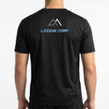 Camiseta com estampa frontal de estrela, logotipo circular com montanha e lua, texto "Lizzye Corp", e estampa traseira de texto com símbolo triangular.