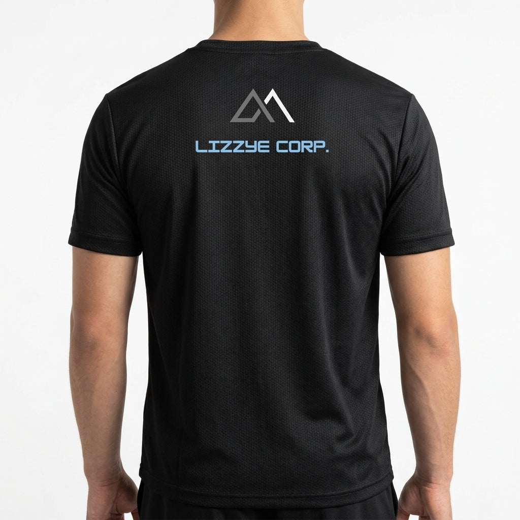 Camiseta com estampa frontal de estrela, logotipo circular com montanha e lua, texto "Lizzye Corp", e estampa traseira de texto com símbolo triangular.