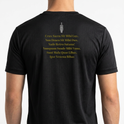 Camiseta com estampa frontal de símbolo circular ornamentado com detalhes intrincados e estampa traseira de texto sobreposto por símbolo em cima.