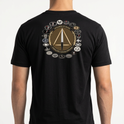 Camiseta com estampa frontal de uma inscrição "COTE" e um emblema com uma lança dourada, e estampa traseira de um círculo com diversos símbolos e inscrições.