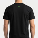 Camiseta com estampa frontal de texto pequeno e minimalista centralizado "That's Running" e estampa traseira de símbolo discreto logo abaixo da gola.