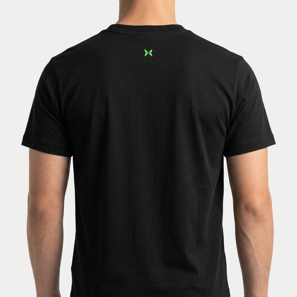 Camiseta com estampa frontal de texto pequeno e minimalista centralizado "That's Running" e estampa traseira de símbolo discreto logo abaixo da gola.