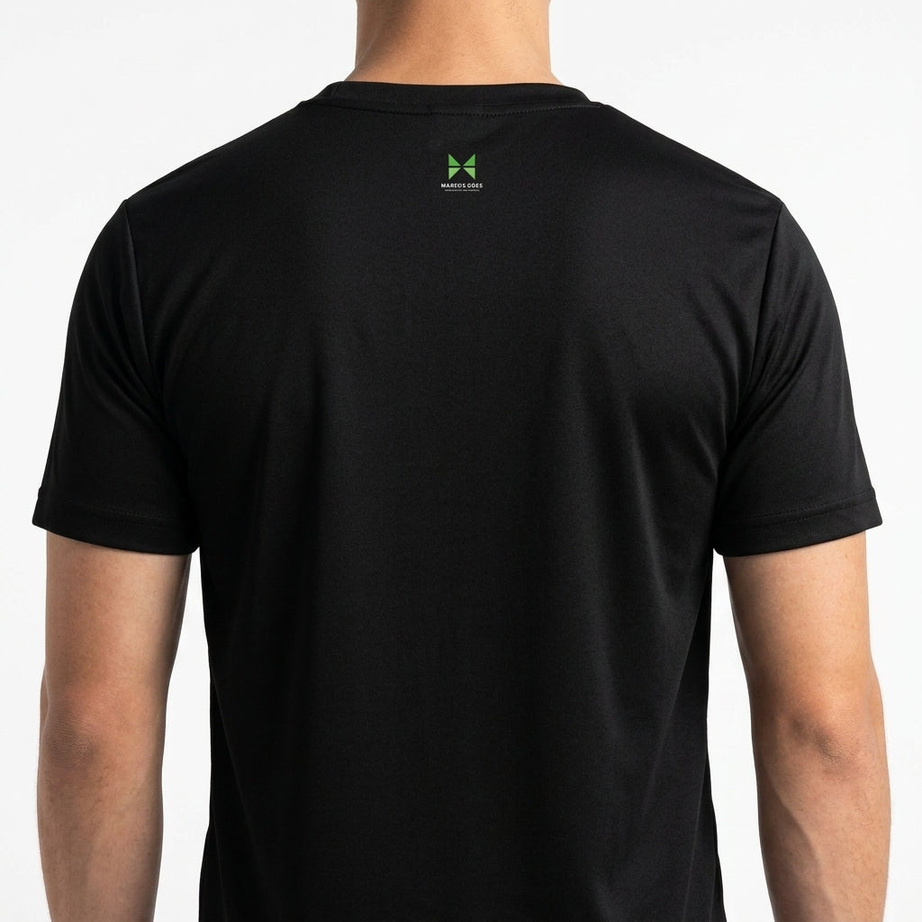 Camiseta com estampa frontal de xícara estilizada com a inscrição "Coffee Lover Club" e estampa traseira com pequeno logotipo verde e inscrição "Marcus & Co."